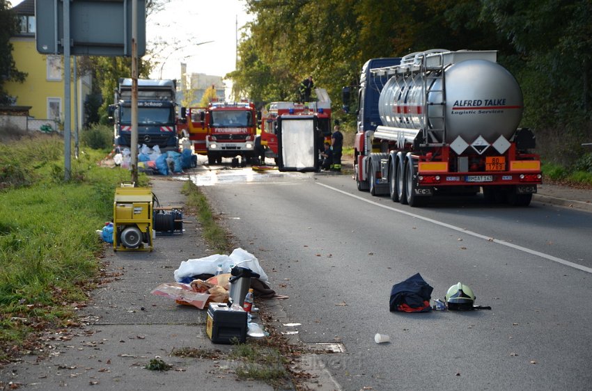 VU Tanklastzug umgestuerzt Huerth Industriestr P551.JPG